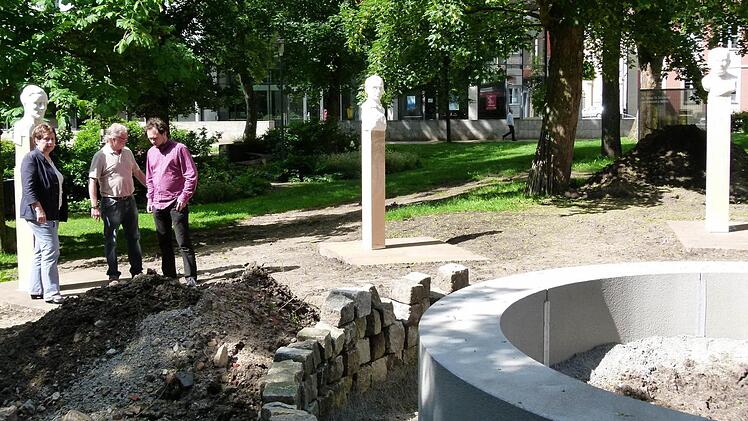Eine ringförmige Bank lädt künftig vor dem Widerstands-Mahnmal zum Verweilen ein. Foto: Marion Krüger-Hundrup