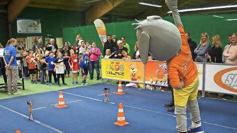 Maskottchen "Speedy" hilft den Kindern beim Aufwärmen. Foto: Daniela Pondelicek