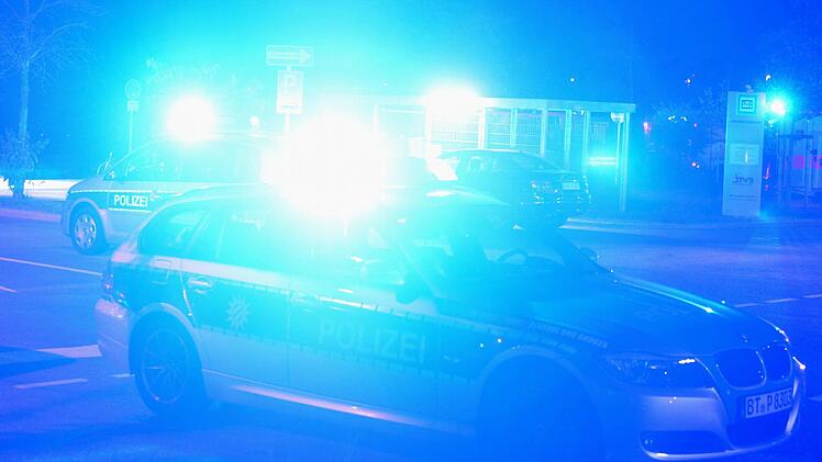 Zwei Männer haben in der Nacht auf Donnerstag eine Spielhalle in Hiltpoltstein im Landkreis Roth überfallen. Dabei verletzten sie auch eine Angestellte - die Polizei sucht nach Hinweisen auf die Täter. Symbolbild: Ronald Rinklef