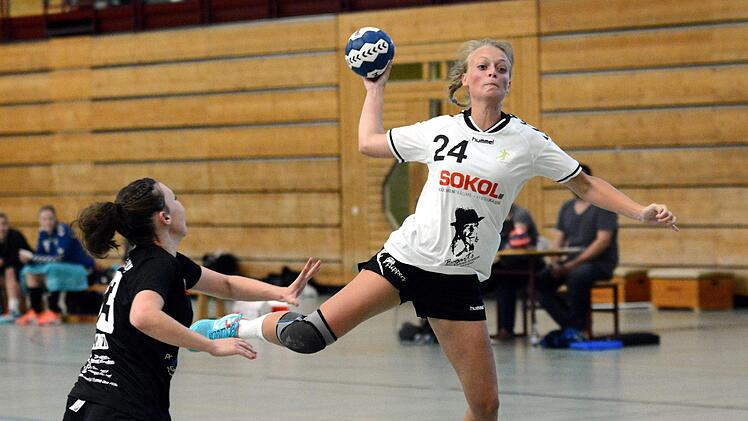 Deborah Irnstorfer trug mit f&uuml;nf Toren zum vierten Saisonsieg der Forchheimerinnen bei, die zumindest bis zum kommenden Wochenende von der Tabellenspitze gr&uuml;&szlig;en.  Foto: herzopress/Archiv