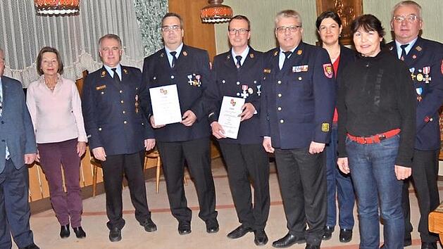 Hohe Ehrungen bei der Feuerwehr Fischbach. Es wurden geehrt Zweiter Kommandant Dirk Schulz (4.v.l.) und Erster Kommandant Frank Wich (5.v.l.). Nach 47 Jahren musste Bernd Bassing, weil 65 Jahre alt (rechts), aus dem aktiven Dienst ausscheiden, er bleibt weiter Erster Vorsitzender. Mit im Bild von links Bernd Steger (weiterer Landratsstellvertreter), Stadtr&auml;tin Carin B&uuml;lling, KBR Joachim Ranzenberger, KBI Matthias Schuhb&auml;ck, Zweite B&uuml;rgermeisterin Angela Hofmann, Stadtr&auml;tin Barbara Bayer.  Fot...