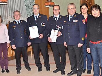 Hohe Ehrungen bei der Feuerwehr Fischbach. Es wurden geehrt Zweiter Kommandant Dirk Schulz (4.v.l.) und Erster Kommandant Frank Wich (5.v.l.). Nach 47 Jahren musste Bernd Bassing, weil 65 Jahre alt (rechts), aus dem aktiven Dienst ausscheiden, er bleibt weiter Erster Vorsitzender. Mit im Bild von links Bernd Steger (weiterer Landratsstellvertreter), Stadträtin Carin Bülling, KBR Joachim Ranzenberger, KBI Matthias Schuhbäck, Zweite Bürgermeisterin Angela Hofmann, Stadträtin Barbara Bayer.  Fot...
