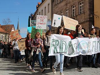 Rund 350 Schüler haben am Freitag in Forchheim bei einer Fridays-For-Future (FFF) Demonstration unter dem Motto "Glimaschutz? Etzadla" protestiert.  Fotos: Franziska Rieger