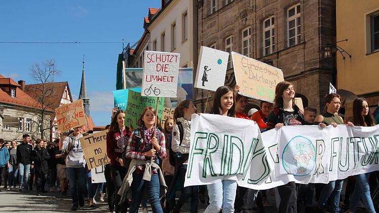 Rund 350 Schüler haben am Freitag in Forchheim bei einer Fridays-For-Future (FFF) Demonstration unter dem Motto "Glimaschutz? Etzadla" protestiert.  Fotos: Franziska Rieger