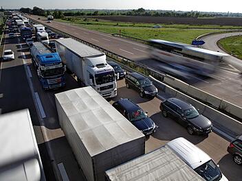 Schwerer Unfall auf der A3 in Unterfranken: Ein Rettungshubschrauber ist im Einsatz, um die Verletzten zu versorgen. Symbolfoto: Jan Woitas/dpa