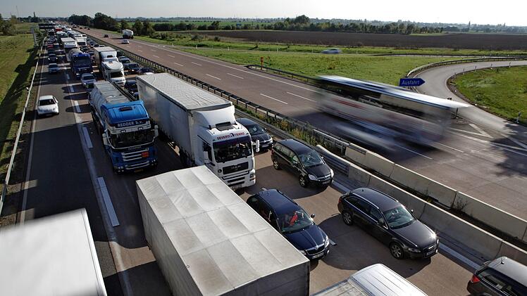 Schwerer Unfall auf der A3 in Unterfranken: Ein Rettungshubschrauber ist im Einsatz, um die Verletzten zu versorgen. Symbolfoto: Jan Woitas/dpa