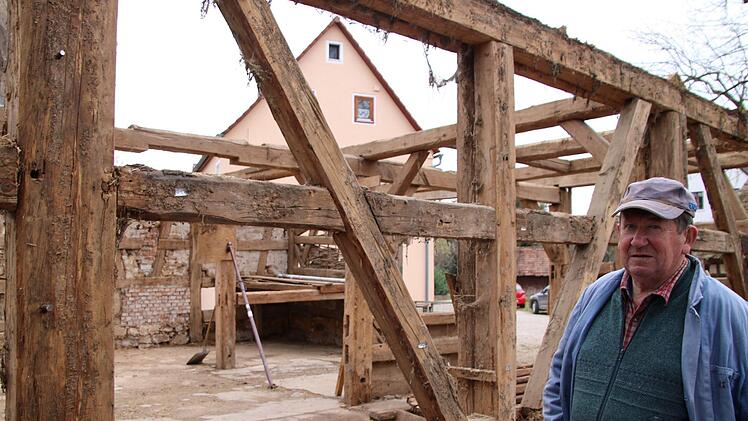 Reinhold Schmitt gehörte die Scheune, in der er jüngst Stroh und Geräte lagerte. Jetzt soll eine Maschinenhalle her. Foto: Ronald Heck