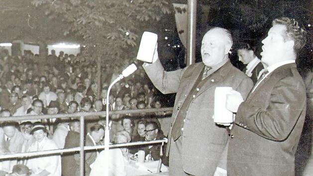 Auch in früheren Jahrzehnten wurde in Herzogenaurach schon gerne gefeiert. Der bunte Abend auf der Sommerkirchweih war sehr beliebt. Unser Foto von 1962 zeigt Otto Höpfner, den Wirt vom "Blauen Bock", und Bürgermeister Hans Maier.  Fotos: Archiv