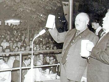 Auch in früheren Jahrzehnten wurde in Herzogenaurach schon gerne gefeiert. Der bunte Abend auf der Sommerkirchweih war sehr beliebt. Unser Foto von 1962 zeigt Otto Höpfner, den Wirt vom "Blauen Bock", und Bürgermeister Hans Maier.  Fotos: Archiv