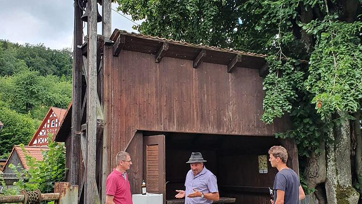 Glockenturm und Unterstellhaus haben viele Funktionen im Dorf. Fotos: Carmen Schwind