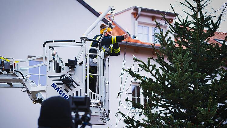Er leuchtet wieder: Forchheims höchster Weihnachtsbaum. Foto: Freiwillige Feuerwehr Forchheim / Dominik Nögel