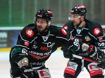 Lange Gesichter beim HEC: Gegen die Lindau Islanders kam Höchstadt mit Martin Vojcak (links) und Milan Kostourek im ersten Drittel  in Bedrängnis. Auch die Leistungssteigerung in den beiden folgenden Spielabschnitten nutzte nichts. Die Alligators verloren am Bodensee mit 0:3. Foto: Andreas Klupp
