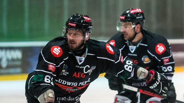 Lange Gesichter beim HEC: Gegen die Lindau Islanders kam Höchstadt mit Martin Vojcak (links) und Milan Kostourek im ersten Drittel  in Bedrängnis. Auch die Leistungssteigerung in den beiden folgenden Spielabschnitten nutzte nichts. Die Alligators verloren am Bodensee mit 0:3. Foto: Andreas Klupp