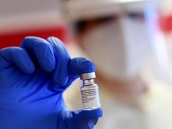 Aus einer Ampulle des mRNA-Impfstoffs von Biontech/Pfizer werden nun auch im Landkreis Bad Kissingen statt der bisher f&uuml;nf sechs Impfdosen gewonnen.  Foto: dpa/Angelika Warmuth