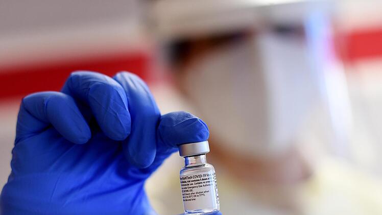 Aus einer Ampulle des mRNA-Impfstoffs von Biontech/Pfizer werden nun auch im Landkreis Bad Kissingen statt der bisher fünf sechs Impfdosen gewonnen.  Foto: dpa/Angelika Warmuth