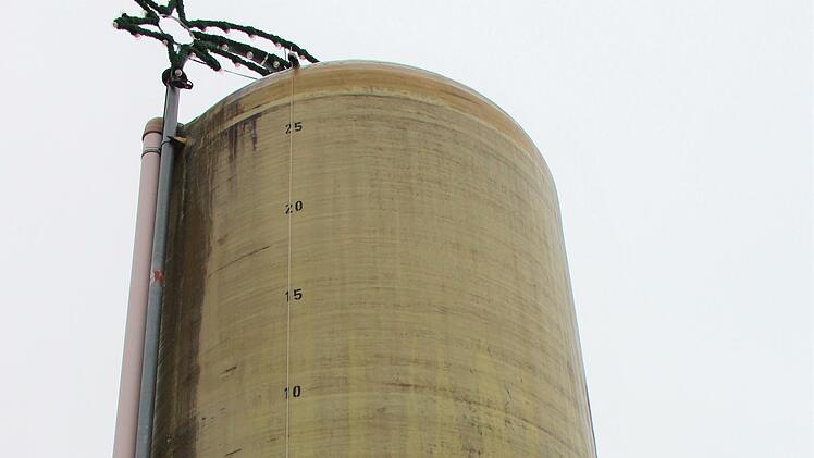Das Silo am Bauhof befüllt die Fahrzeuge mit Salz. Auch eine Solemischung kann auf die Straße aufgebracht werden. Foto: Julia Raab