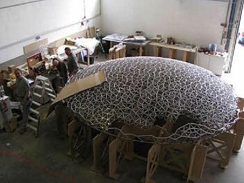 Monteure der Wiesenbronner Firma Georg Ackermann GmbH bauen an einem Modell für den Sonnenschirm für den Louvre Abu Dhabi. Fotos: Ackermann GmbH