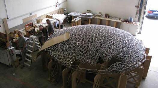 Monteure der Wiesenbronner Firma Georg Ackermann GmbH bauen an einem Modell für den Sonnenschirm für den Louvre Abu Dhabi. Fotos: Ackermann GmbH