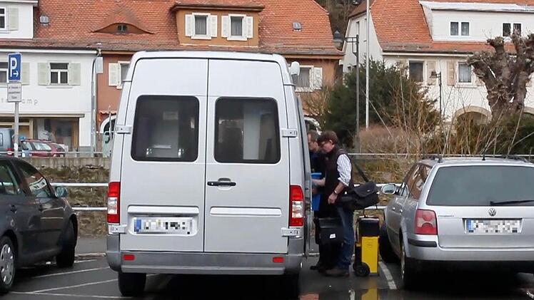 Kriminalbeamte verlassen das Bankgebäude. (Foto: News5 / Fricke)