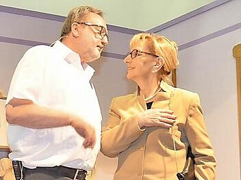 Karin und Clemens Spindler widmen sich mit Leib und Seele ehrenamtlich dem Theaterspielen, um anderen Menschen eine Freude zu bereiten. Am Wochenende steht das Ehepaar wieder auf der Bühne und sorgt mit weiteren sechs Darstellern für Lachsalven im "Goldregen aus Übersee".  Foto: K.- H. Hofmann