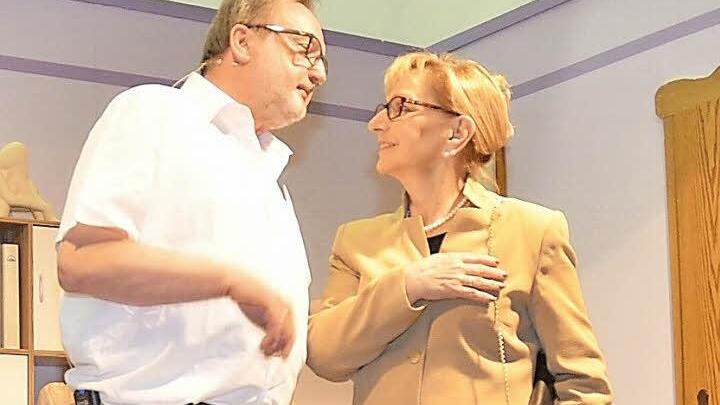 Karin und Clemens Spindler widmen sich mit Leib und Seele ehrenamtlich dem Theaterspielen, um anderen Menschen eine Freude zu bereiten. Am Wochenende steht das Ehepaar wieder auf der Bühne und sorgt mit weiteren sechs Darstellern für Lachsalven im "Goldregen aus Übersee".  Foto: K.- H. Hofmann