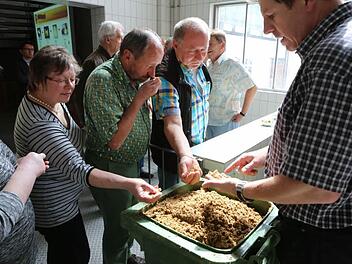 Die Teilnehmer des Bierseminars befassten sich intensiv mit Zutaten und Rückständen des Brauprozesses. Foto: Barbara Herbst