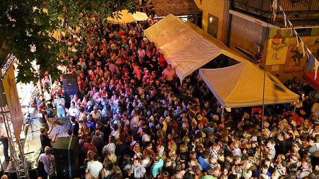 Jahr f&uuml;r Jahr zieht die Sandkerwa mehr Menschen nach Bamberg.  Foto: RiegerPress