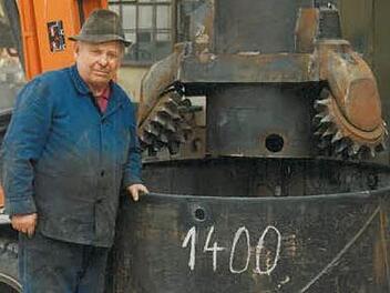 Bis zu seinem 80. Lebensjahr hat Georg Weikert noch täglich im Betrieb mitgearbeitet. Dieses Bild zeigt ihn mit einem selbst gebauten Bohrer. Foto: privat