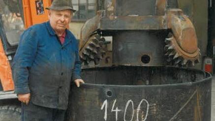 Bis zu seinem 80. Lebensjahr hat Georg Weikert noch täglich im Betrieb mitgearbeitet. Dieses Bild zeigt ihn mit einem selbst gebauten Bohrer. Foto: privat