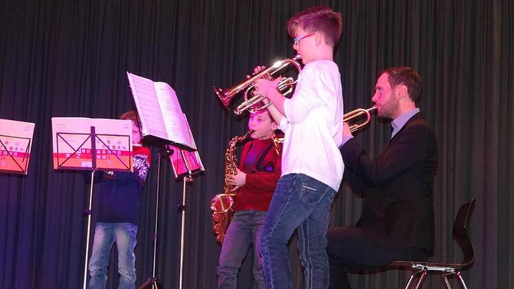 Musikschüler der Bläserklasse der Grundschule Königsberg zusammen mit Christian Baum (Mitte), Leiter der Musikschule Ebern. Foto: Johanna Eckert