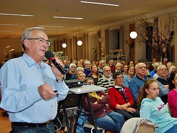 Gespannt lauschten knapp 100 Zuhörer den Anekdoten von Johannes Deinlein (77). Foto: Sigismund von Dobschütz