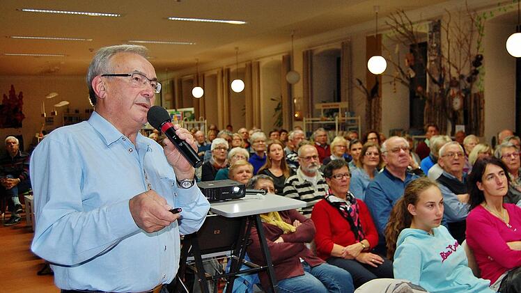 Gespannt lauschten knapp 100 Zuhörer den Anekdoten von Johannes Deinlein (77). Foto: Sigismund von Dobschütz