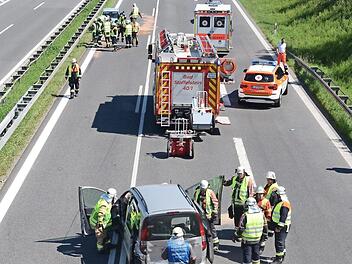 Unfall und Folgeunfall am Sonntag auf der A 73. Keines der vier beteiligten Fahrzeuge war nach dem Crash noch fahrfähig.  Fotos: Frank Spitzenpfeil