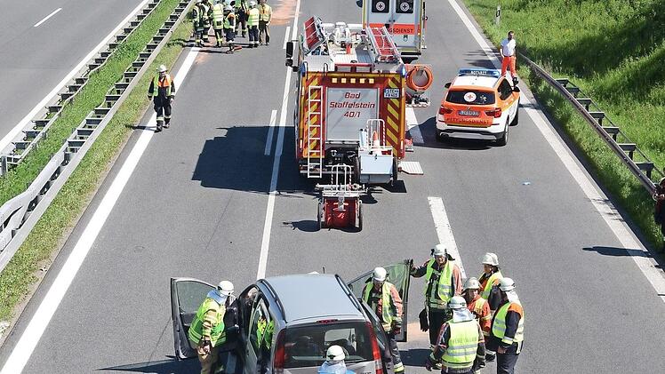 Unfall und Folgeunfall am Sonntag auf der A 73. Keines der vier beteiligten Fahrzeuge war nach dem Crash noch fahrfähig.  Fotos: Frank Spitzenpfeil