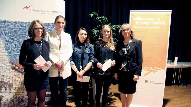 Larissa Gramß, Bettina Flachskampf, Carol-Ann Gauer und Luise Göller mit Renate Schroff  Foto: Richard Sänger