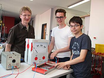 Frederik Gareis und Berin Becic (rechts) gehen im Sommer bei internationalen Physik-Meisterschaften  in Russland und China an den Start. Physik- und Mathelehrer Thomas Stadelmann (links) hat sie  bei ihren Aktivitäten unterstützt. Foto: Andreas Schmitt