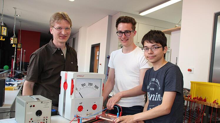 Frederik Gareis und Berin Becic (rechts) gehen im Sommer bei internationalen Physik-Meisterschaften  in Russland und China an den Start. Physik- und Mathelehrer Thomas Stadelmann (links) hat sie  bei ihren Aktivitäten unterstützt. Foto: Andreas Schmitt