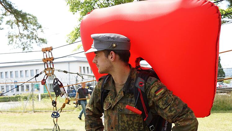 Ein Gebirgsjäger demonstriert die Funktion eines Lawinen-Airbags.Foto: Arkadius Guzy