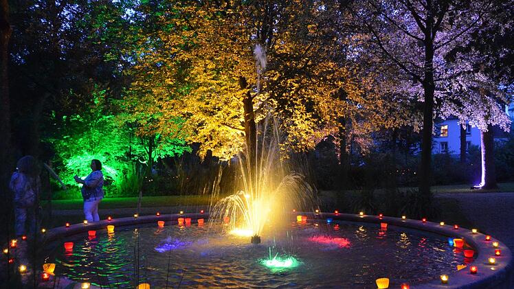Romantik pur bei den beiden Springbrunnen seitlich des Hauptweges. Zusammen mit den farbig angestrahlten Bäumen boten die farbig illuminierten Brunnen ein kontrastreiches Bild.Peter Rauch