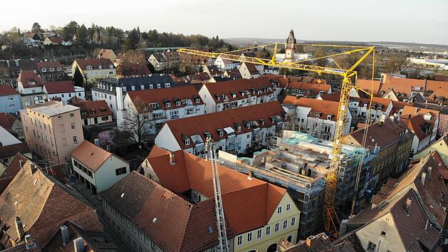 Baukran verliert mehrere Holzteile und richtet hohen Sachschaden an