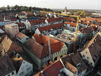 Baukran verliert mehrere Holzteile und richtet hohen Sachschaden an