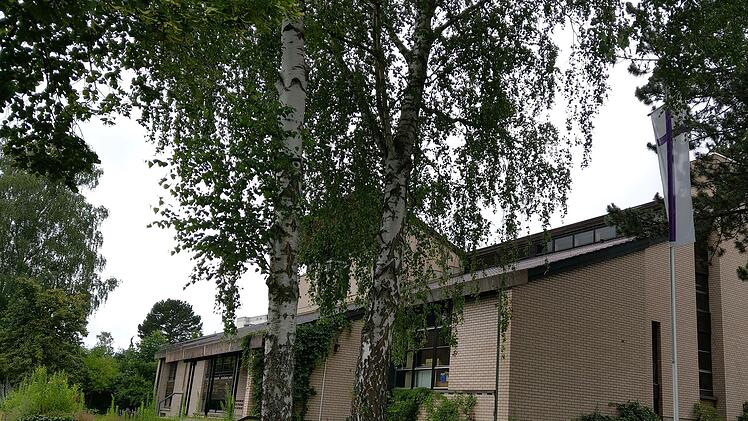 Das Gemeindezentrum am Ketschendorfer Hang. Letztmals ist die Fahne aufgezogen. Foto: Simone Bastian
