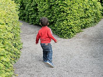 Junge (6) l&auml;uft auf die Fahrbahn in Aub - und wird von Auto erfasst