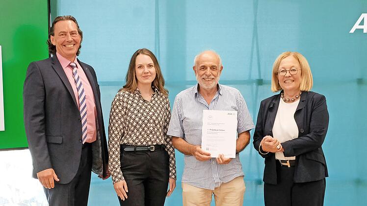 In Nürnberg überreichte AOK-Vorstandsvorsitzende Irmgard Stippler (r.) zusammen mit dem Direktor der AOK in Bamberg, Klaus Knorr (l.), die Urkunde an Hans-Joachim Mörsdorf und Sophie Klömich vom Arztnetz Ugef.