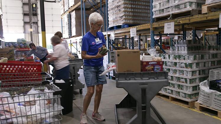 Lebensmittelausgabe in Bennett, North Carolina: Viele Amerikaner k&ouml;nen sich die teuren Lebensmittel nicht mehr leisten.