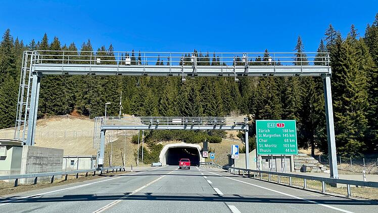 Einfahrt zum San-Bernardino-Tunnel auf der Schweizer Autobahn A13, wichtige Alpenquerung im Nord-S&uuml;d-Verkehr