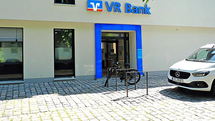 Der Zugangsbereich zur VR Bank Am Graben 1 in H&ouml;chstadt weist tiefe Fugen zwischen den Pflastersteinen auf.