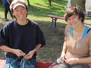 Lena und Maria Werner knüpfen Freundschaftsbändchen beim Zeltlager.  Foto: Wolfgang Kenner