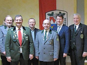 Ehrung: Bezirksschützenmeister Siegfried Schmitt (rechts) zeichnete Armin Hahn (Vierter von links) und Michael Wimmel (Zweiter von links) mit der Ehrennadel in Gold des BSSB aus. Mit dabei: 1. Gauschützenmeister Michael Groß (links), Landrat Thomas Bold (Dritter von links) und Sandro Kirchner (MdL/ Zweiter von rechts). Foto: Manfred Koch
