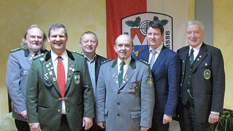 Ehrung: Bezirksschützenmeister Siegfried Schmitt (rechts) zeichnete Armin Hahn (Vierter von links) und Michael Wimmel (Zweiter von links) mit der Ehrennadel in Gold des BSSB aus. Mit dabei: 1. Gauschützenmeister Michael Groß (links), Landrat Thomas Bold (Dritter von links) und Sandro Kirchner (MdL/ Zweiter von rechts). Foto: Manfred Koch